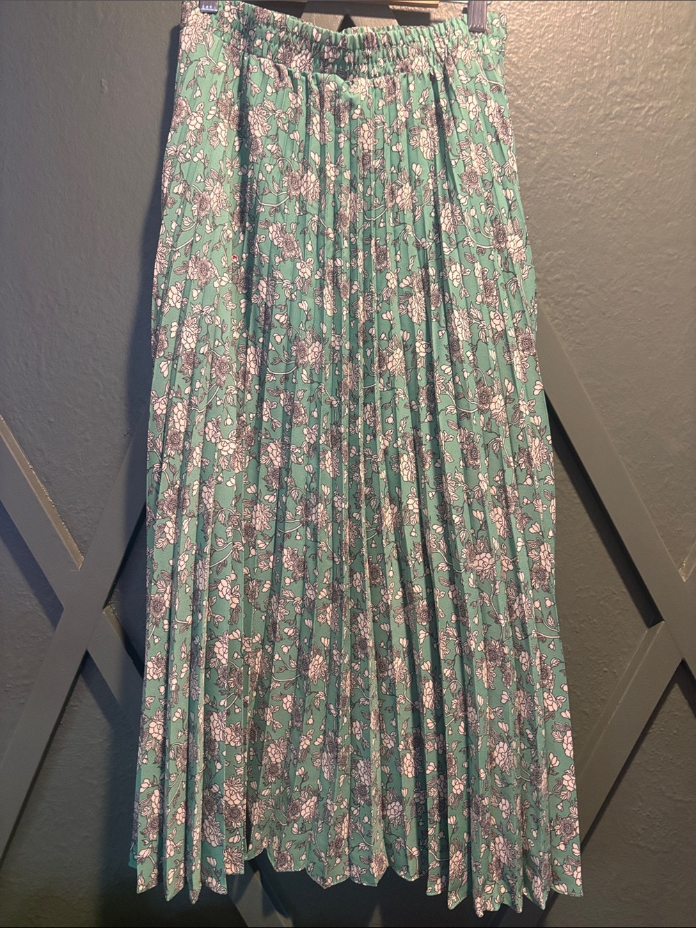 Max Studios| XS green off white floral skirt